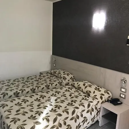 מלון Holiday- Finestrella 3*