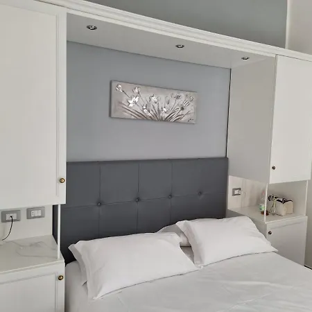 Holiday- Finestrella 3* בולוניה