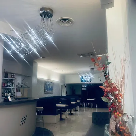 מלון Holiday- Finestrella 3*