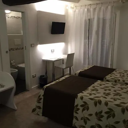 Holiday- Finestrella מלון 3*