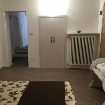 Holiday- Finestrella 3* בולוניה