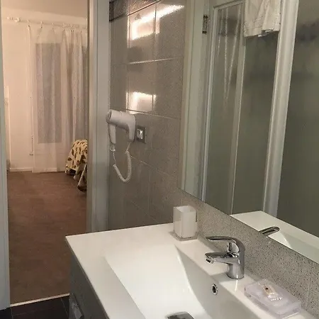 Holiday- Finestrella 3* בולוניה